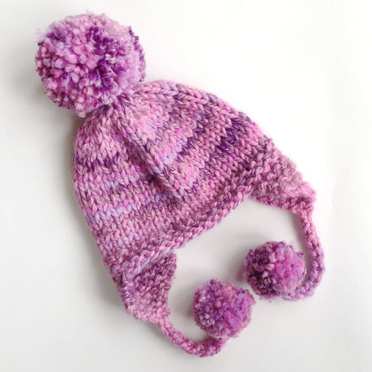 an easy knitting pattern for  a hat with earflaps and pompoms